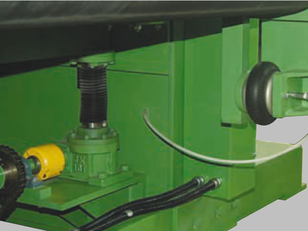 Ленточная шлифовальная машина пневматического типа с плавающими столами